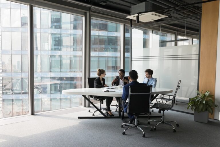 Image de personne sen réunion pour illustrer le lancement le chantier de la RFE dans l'entreprise
